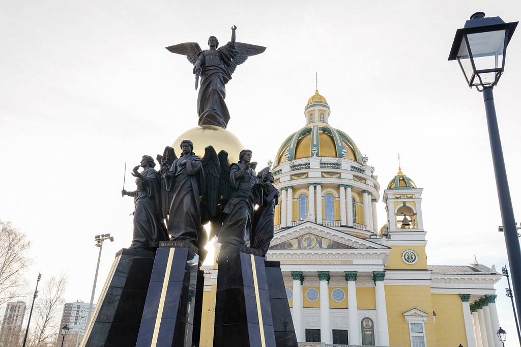 памятник Заступникам в Челябинске. Фото с сайта Екатербургской епархии